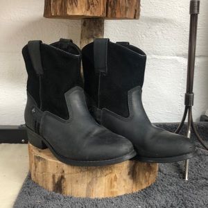 Unbranded black leather boots low‎ top girls size 4